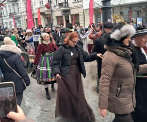 Polonez dla Łodzi. Taneczny korowód maturzystów przeszedł ulicą Piotrkowską