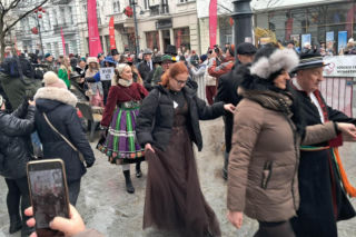 Polonez dla Łodzi. Taneczny korowód maturzystów przeszedł ulicą Piotrkowską