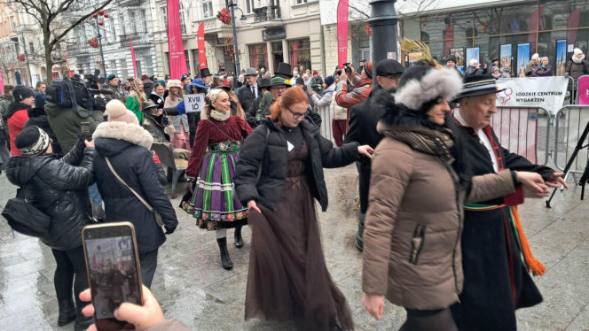 Polonez dla Łodzi. Taneczny korowód maturzystów przeszedł ulicą Piotrkowską