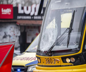 Potrącenie pieszego przez tramwaj w Warszawie
