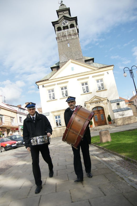 Bębnieniem odpędzali wirusa