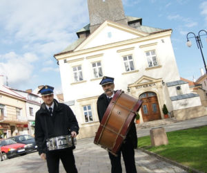 Bębnieniem odpędzali wirusa