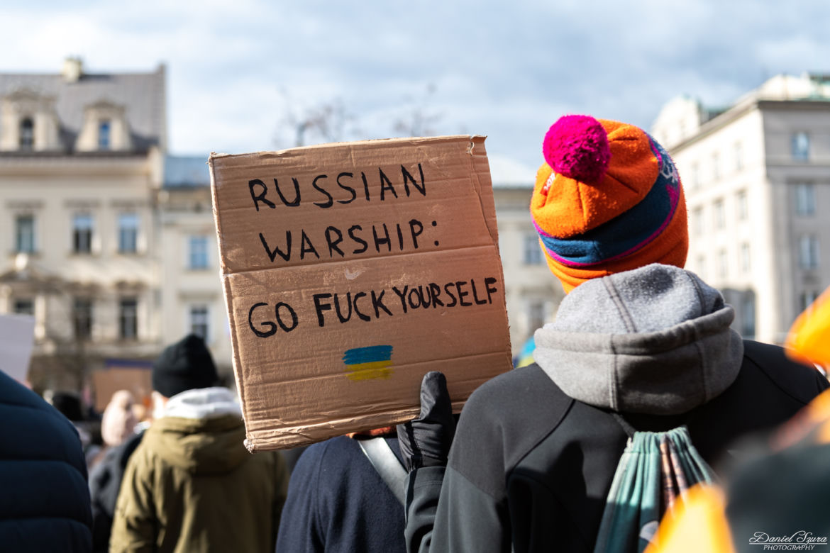 Kraków solidarny z Ukrainą! Wielka manifestacja na Rynku Głównym [ZDJĘCIA]