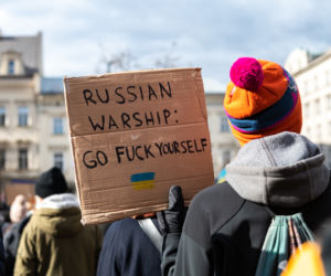 Kraków solidarny z Ukrainą! Wielka manifestacja na Rynku Głównym [ZDJĘCIA]
