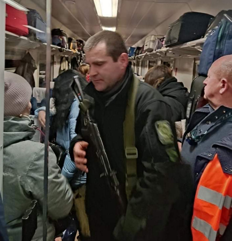 Przepełniony pociag z uchodźcami