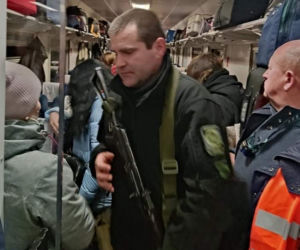 Przepełniony pociag z uchodźcami