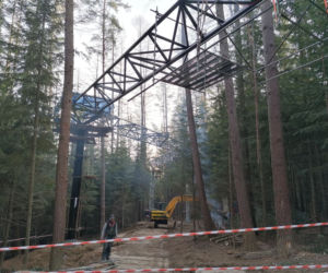 Trwa budowa leśnego molo na miejskiej górze w Starym Sączu