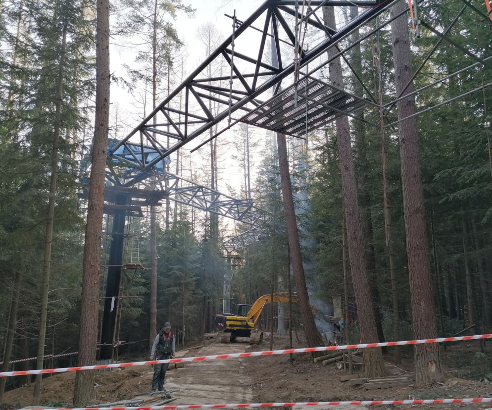 Trwa budowa leśnego molo na miejskiej górze w Starym Sączu