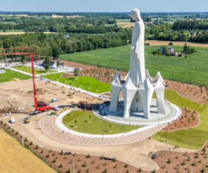 Budowa pomnika Matki Boskiej w Konotopiu