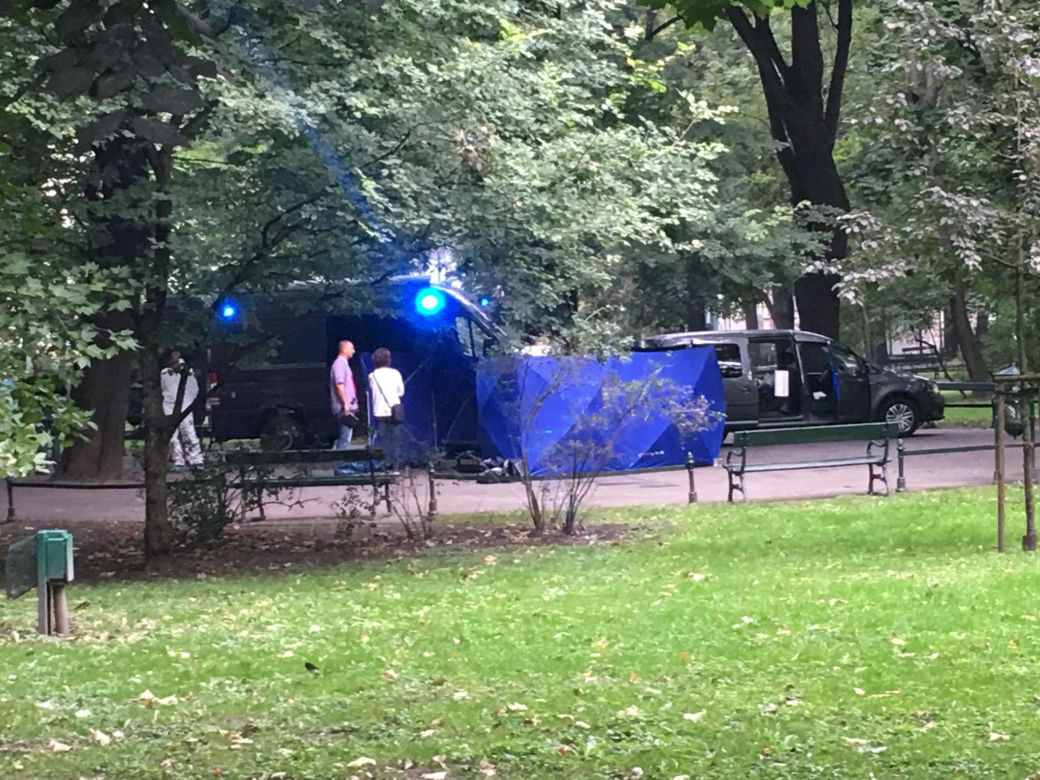 Kraków. Na Plantach znaleziono zwłoki. Mężczyzna miał rany kłute [ZDJĘCIA]