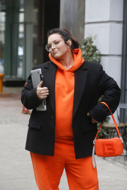 Ewa Farna przykleiła sobie włosy do czoła! Grzywka rozkłada na łopatki