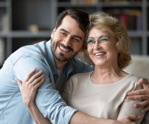 Prześmieszne dowcipy o teściowej. Wyślij je swojej na Dzień Teściowej, a rozśmieszysz ją do łez