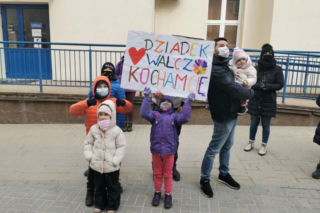 Z Bytomia do Lublina, by wesprzeć chorego. Dziadek, walcz! Kocham cię, brzmiał napis. Cały oddział zalał się łzami