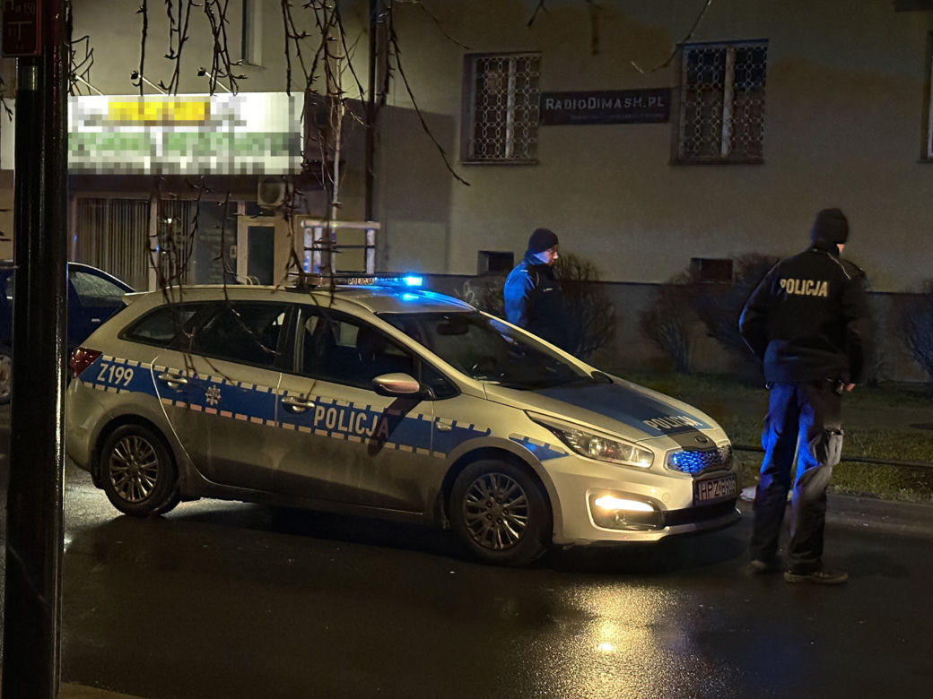 Warszawa, Praga-Południe. Na ulicy leżał zakrwawiony mężczyzna. Wyrzucono go z samochodu? 