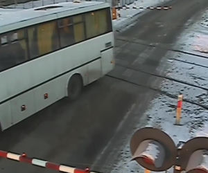 Autobus szkolny utknął na torach. Chwilę później przejechał pociąg