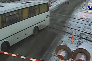 Autobus szkolny utknął na torach. Chwilę później przejechał pociąg
