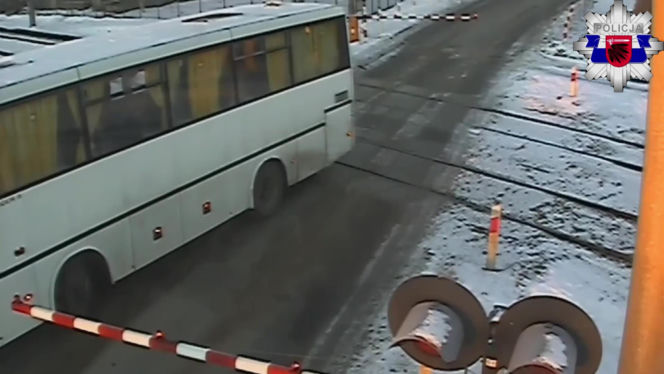 Autobus szkolny utknął na torach. Chwilę później przejechał pociąg