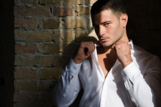 Młodzi mężczyźni na celowniku. Jak looksmaxxing niszczy psychikę i prowadzi do dysmorfii ciała