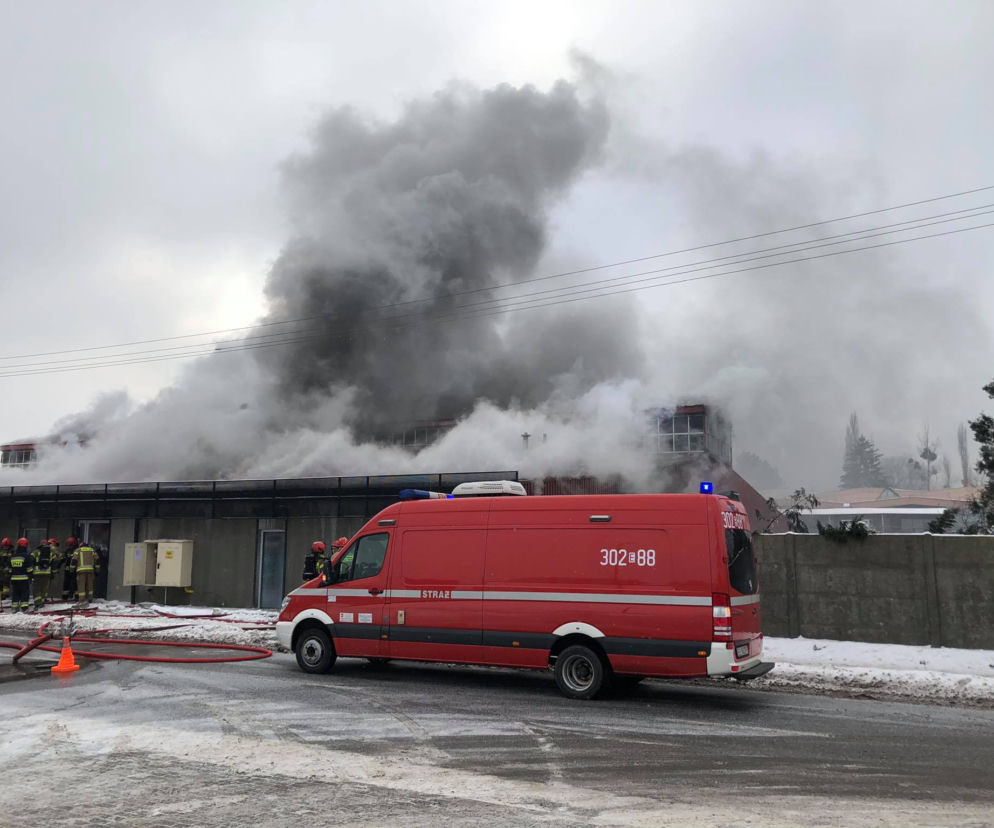 Pożar na Bałutach! Ogień w hali, w której składują podpałkę do grilla!