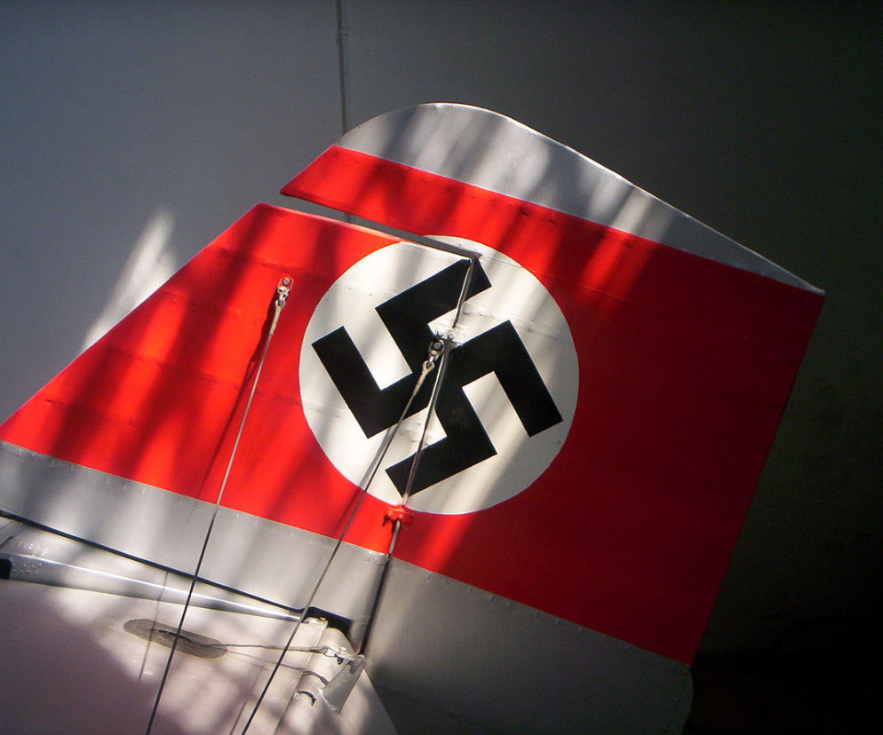 Flagi ze swastykami, toasty za Adolfa Hitlera... Tak wygląda środowisko neonazistów w Polsce. Wstrząsający materiał!