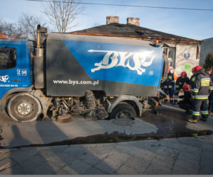 Jezdnia zapadła się pod śmieciarką