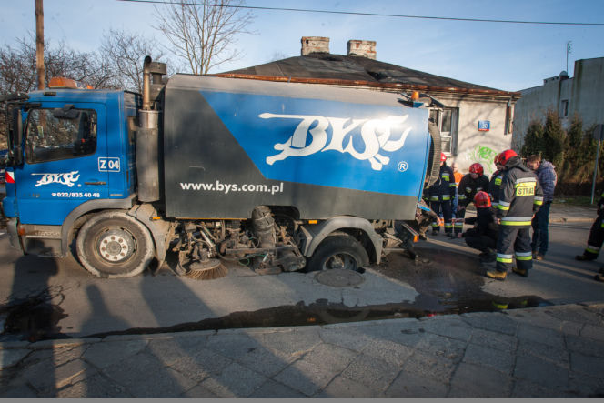Jezdnia zapadła się pod śmieciarką