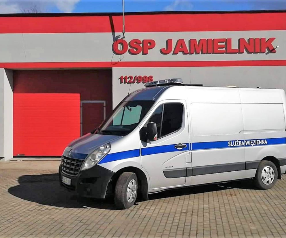 Przekazanie samochodu od Zakładu Karnego w Iławie dla OSP Jamielnik
