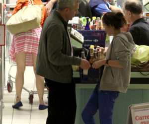 Hubert Urbański z córkami kupuje alkohol!