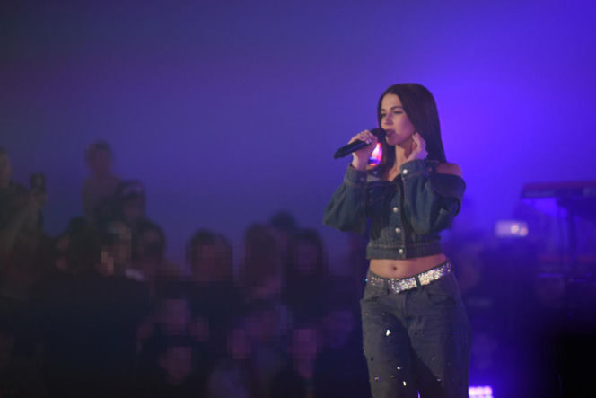 Roxie Węgiel z gołym brzuchem śpiewa dla najmłodszych