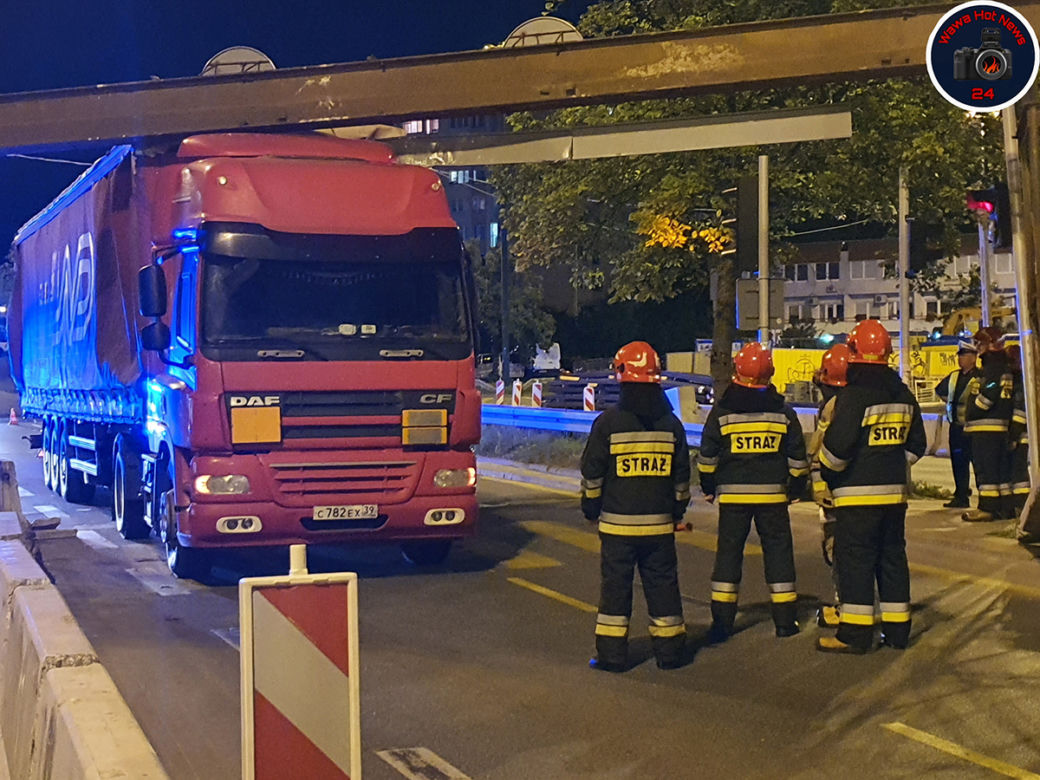 Ciężarówka nie zmieściła się pod wiaduktem
