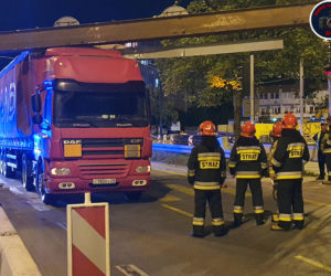 Ciężarówka nie zmieściła się pod wiaduktem