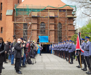 Pogrzeb policjanta z Raciborza. Tłumy przed kościołem. Ostatnie pożegnanie Michała Kędzierskiego