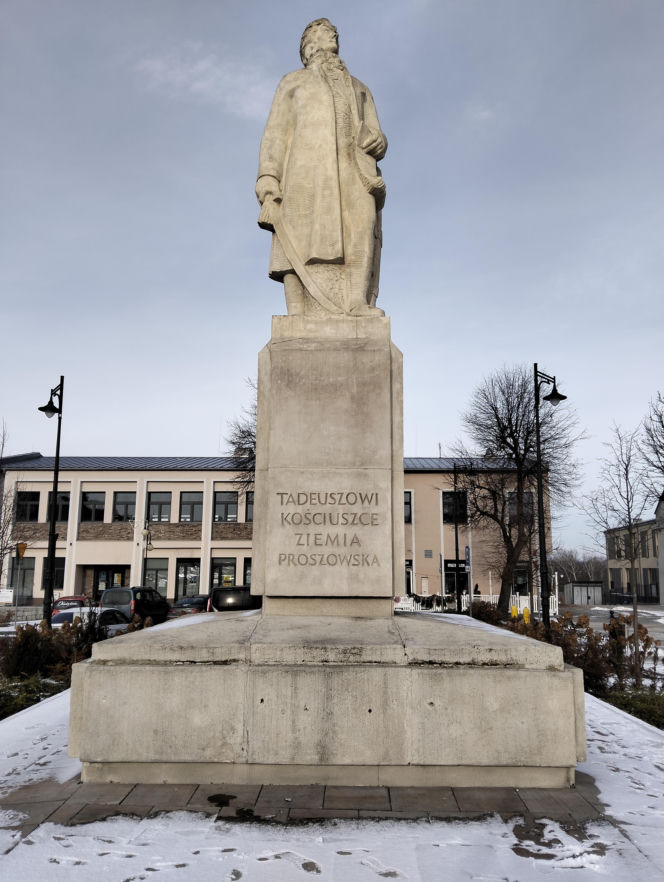 To najpiękniejsze średniowieczne miasto w Małopolsce. Leży obok Krakowa i olśniewa zabytkowym rynkiem