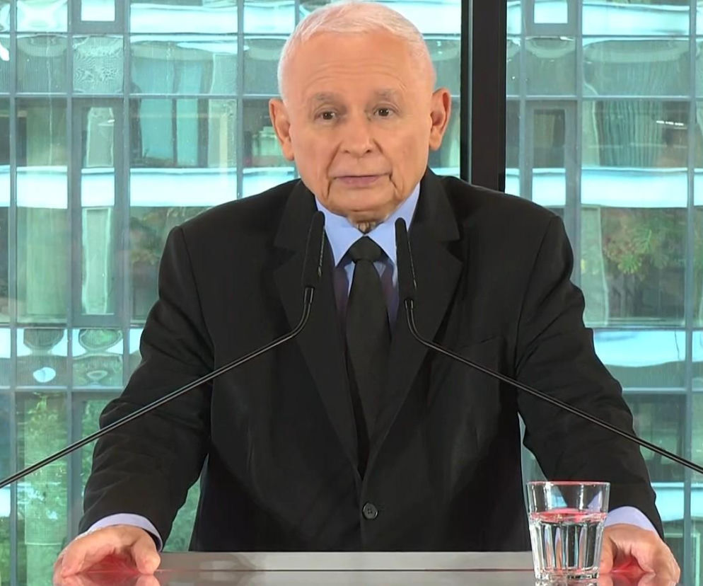 Jarosław Kaczyński przemawia przy mównicy. O ataku na rząd Donalda Tuska przeczytasz na SE Polityka.