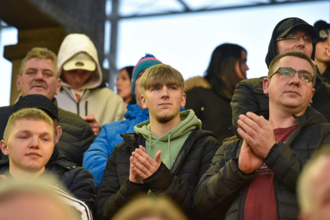 PRES Grupa Dewloperska Toruń - Abramczyk Polonia Bydgoszcz, zdjęcia kibiców i zawodników z pożegnania Adriana Miedzińskiego