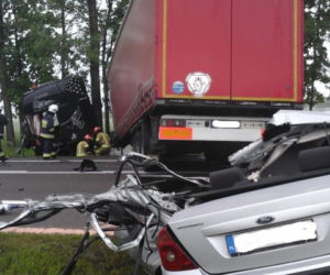 Podlaskie: Piliki. Ford zderzył się czołowo z TIR-em. 23-letni kierowca osobówki nie żyje [ZDJĘCIA]