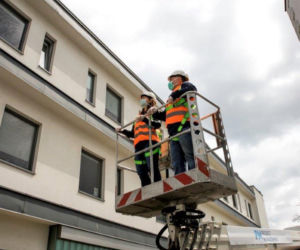 Odwiedziny z podnośnika w domu opieki