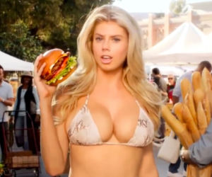 Reklamy hamburgerów Carl's Jr