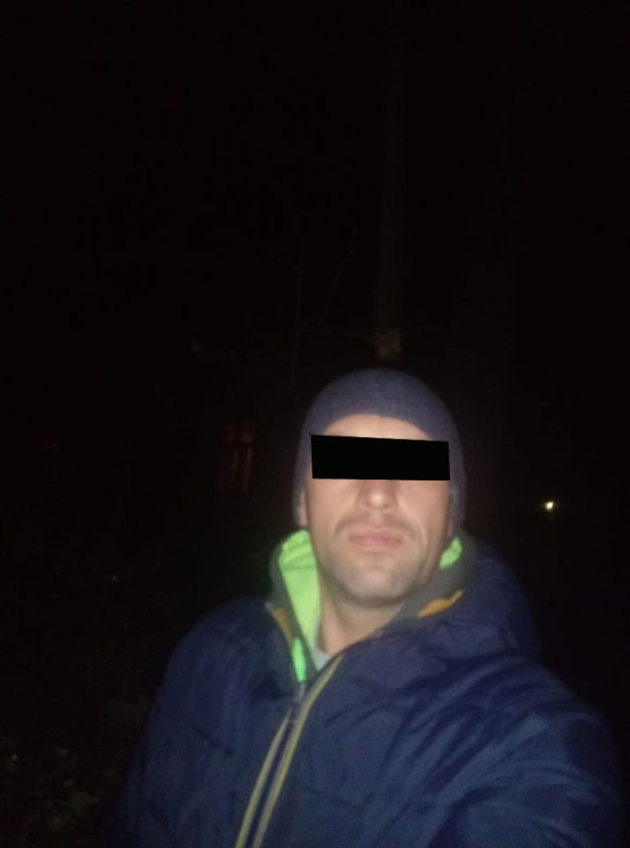 Popchnął ukochaną pod samochód?