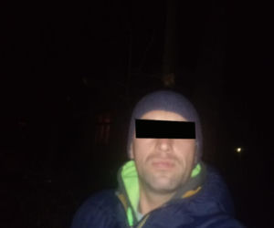 Popchnął ukochaną pod samochód?