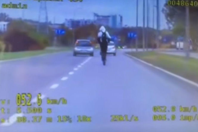 Nagranie z radiowozu pokazujące 14-latka uciekającego na hulajnodze przed policją. Szczegóły na Eska Białystok.