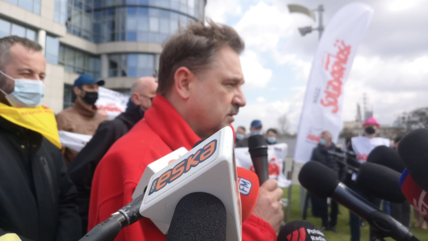 Gorąco pod siedzibą Tauronu. Związkowcy sprzeciwiają podziałowi spółki: "Sasin i Soboń odlecieli!" [ZDJĘCIA, WIDEO]