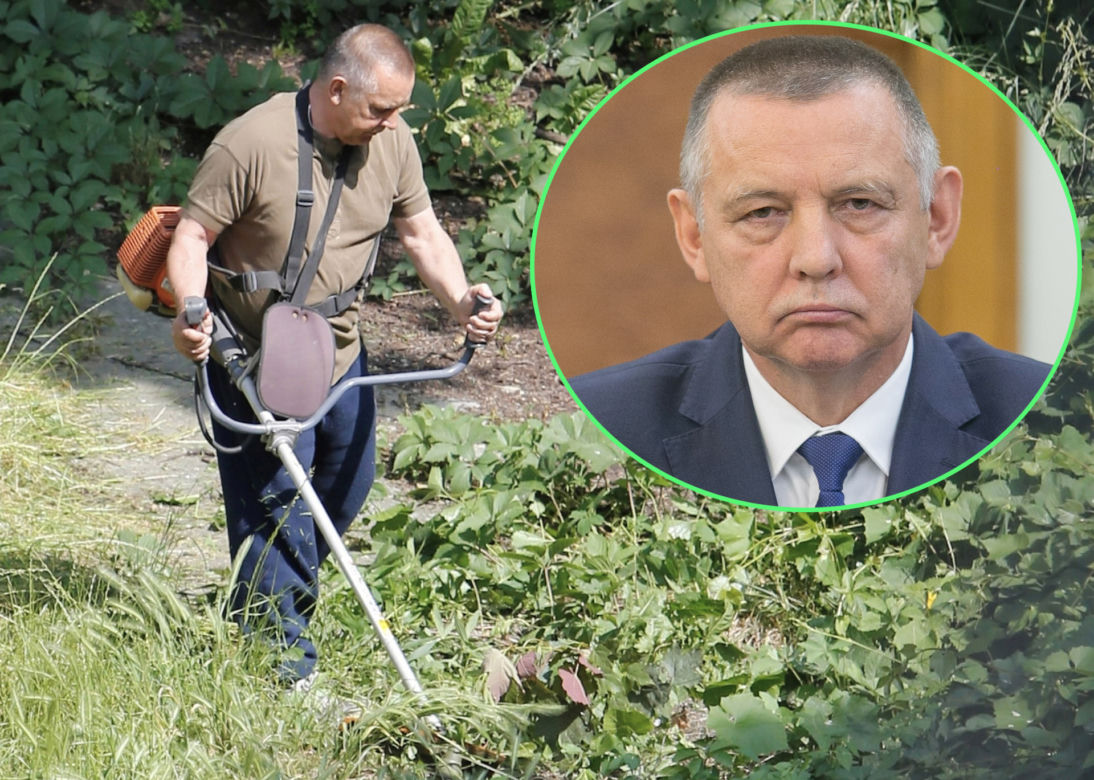 Marian Banaś podczas wiosennego koszenia trawy