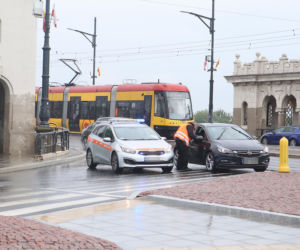 Czołowe zderzenie na zjeździe z mostu Poniatowskiego