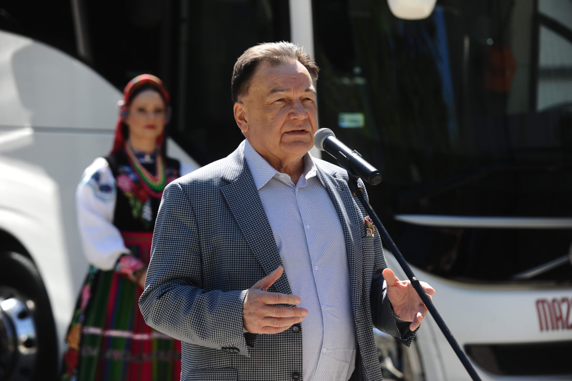 Marszałek Adam Struzik przekazał trzy autobusy dla Zespołu Mazowsze 