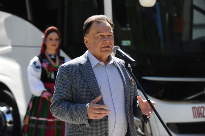 Marszałek Adam Struzik przekazał trzy autobusy dla Zespołu Mazowsze 