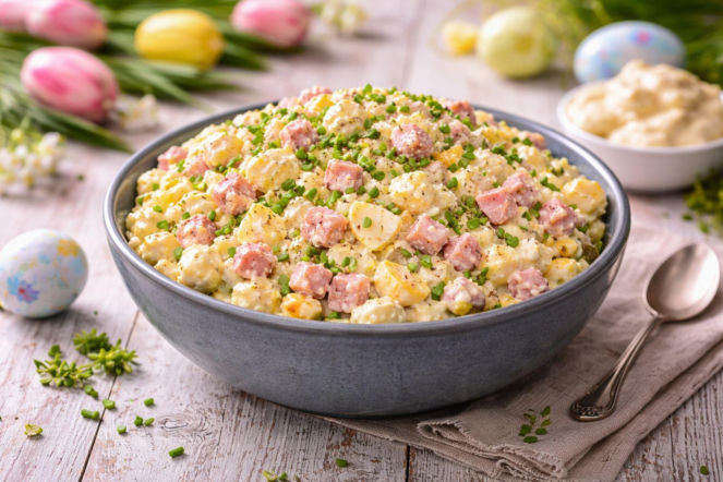 Nie jest tak popularna jak jarzynowa, a robi większe wrażenie – sałatka chrzanowa w tej wersji to hit