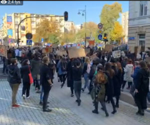 Strajk Kobiet w Łodzi: Protestujący idą ulicami miasta