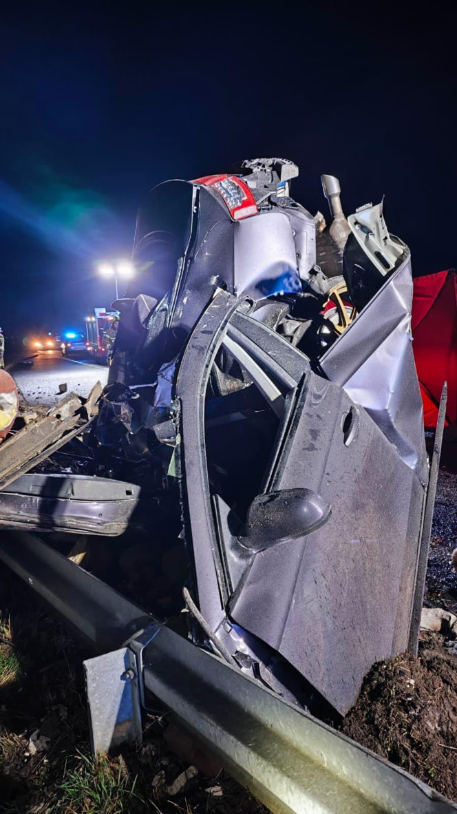 Z ogromną siłą wjechał w przystanek. 19-latek nie miał szans!