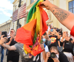 Dewastują tęczową flagę na obchodach Powstania Warszawskiego